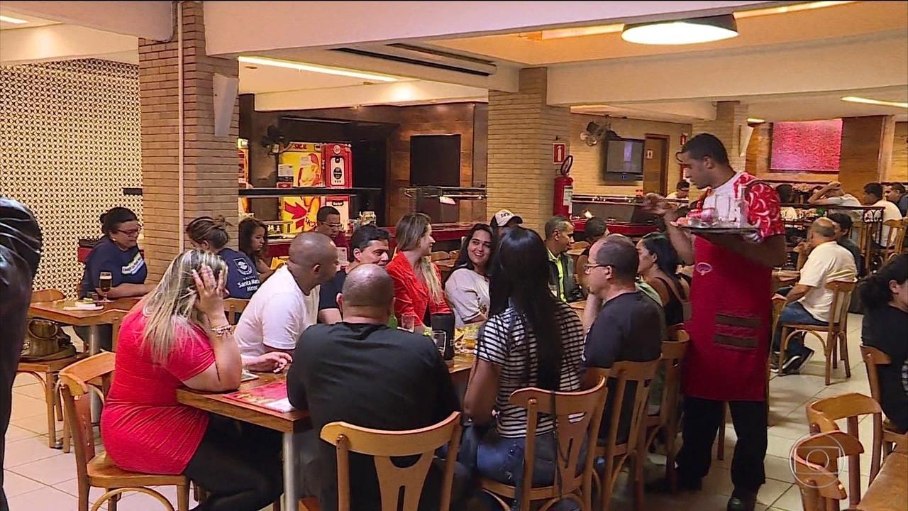 Bom Dia Brasil | Festas de fim de ano impulsionam contratações em bares e restaurantes | Globoplay