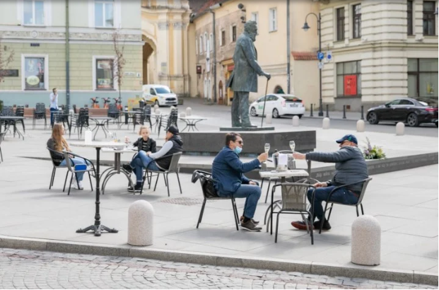 Mesas na calçada: como Lituânia ajuda bares e restaurantes - Abrasel