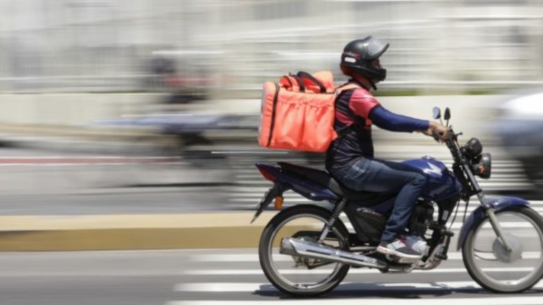 Ministério Público do Trabalho determina que empresas de entrega devem fornecer kits para proteção de motoboys - Abrasel