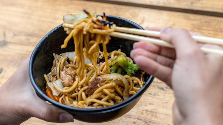 Restaurantes na China vão reduzir comida servida para evitar o desperdício - 13/08/2020 - UOL Notícias