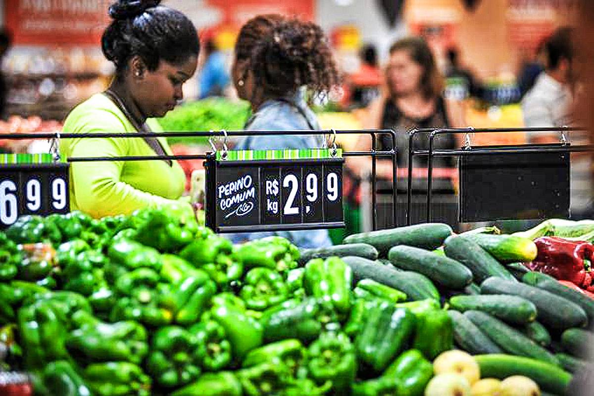 EXAME/IDEIA: metade dos brasileiros cortou gastos com alimentos