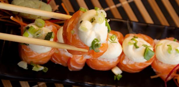 Combinações inusitadas do sushi brasileiro viram tendência até no Japão - 23/10/2020 - UOL Nossa