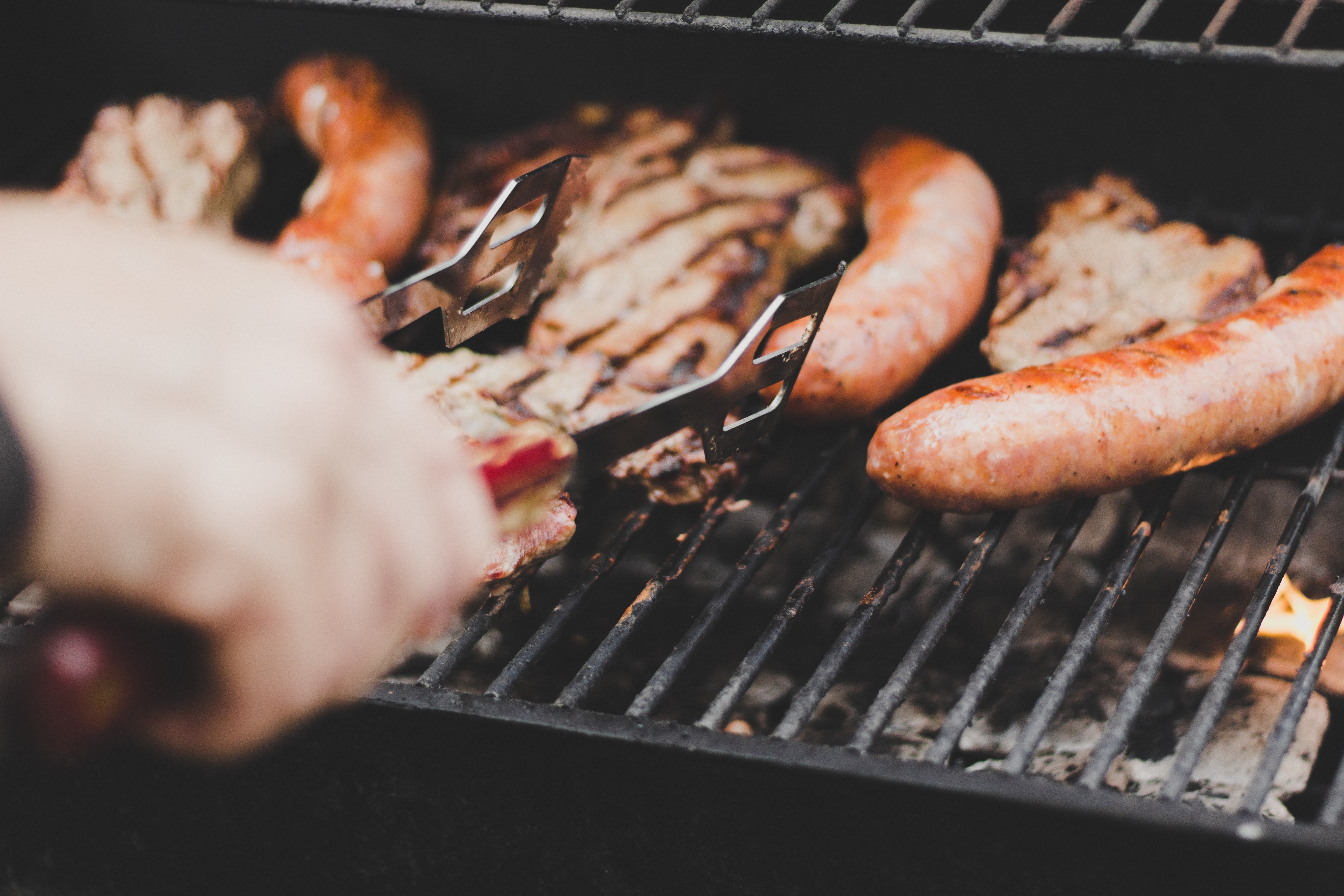 Churrasco bomba na pandemia e cresce busca por carnes, acessórios e restaurantes