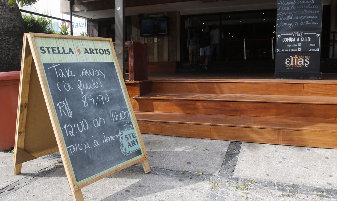 Metade dos restaurantes do Rio demitiu desde o início da pandemia | Mercado&Consumo