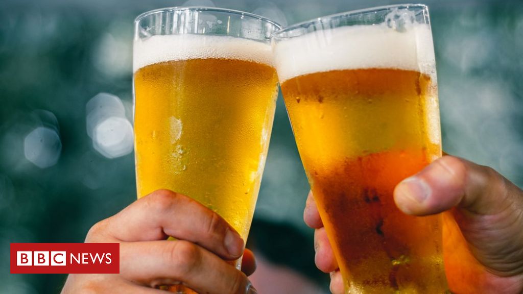 Cerveja: por que bebida vai ficar mais cara em 2022 com a guerra na Ucrânia - BBC News Brasil